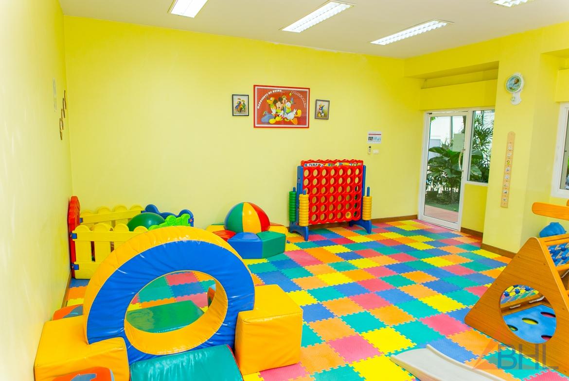 Indoor Children Playroom b